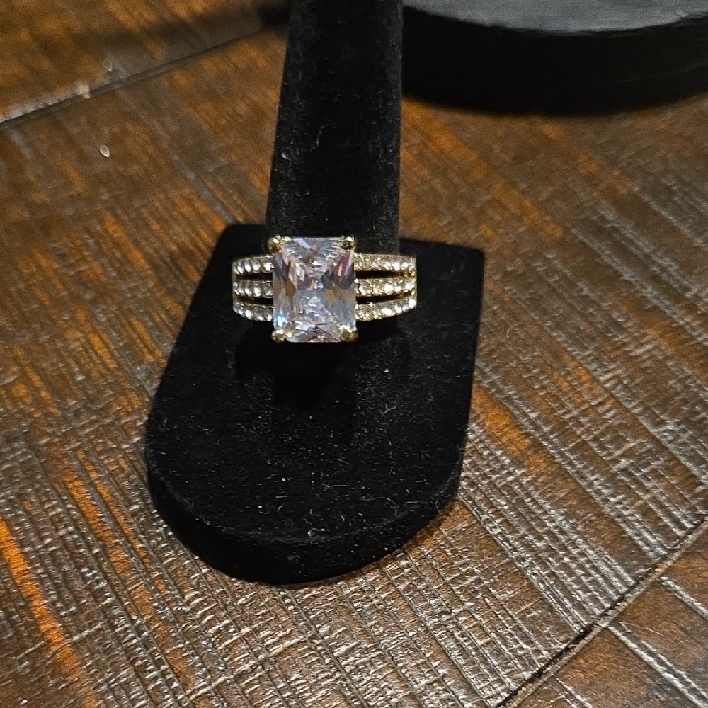 NWT Size 8 Elegant Gold Plated  Women's Fashion Ring
